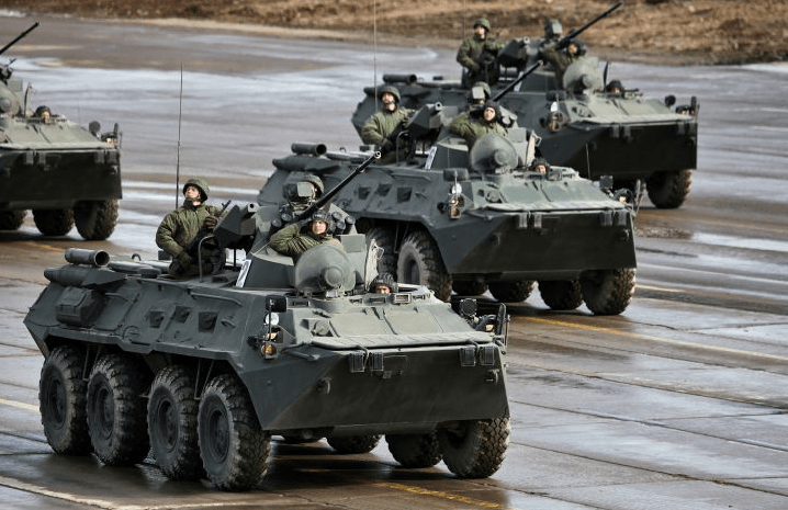 btr-82装甲车:上镜率极高,被戏称为"低端战场的风火轮"!