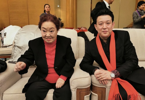 与中国著名歌唱家郭兰英老师在人民大会堂