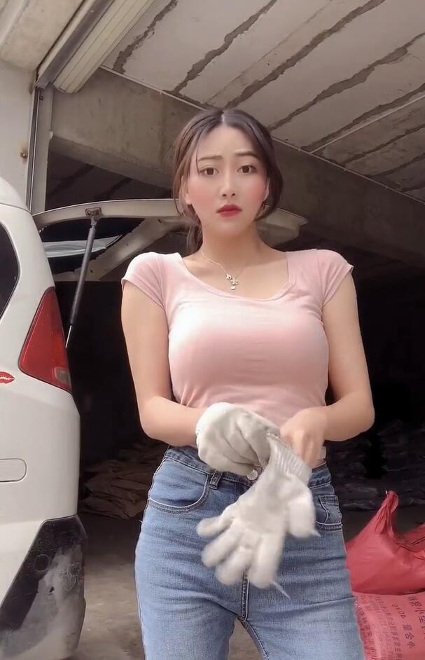 干活的微胖美女在镜头前呈现干净又不失女人味