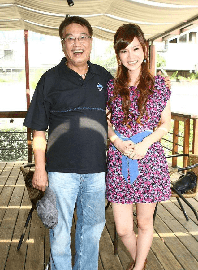 吴孟达现任妻子美照被曝出,原来她是马来西亚大马小姐