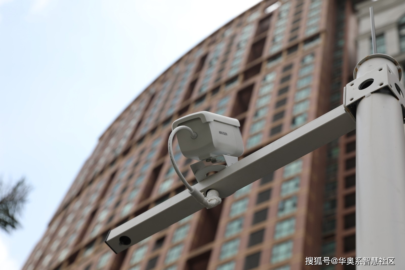 很多案发现场无摄像头无目击者,警方需要逐层逐户走访排查,取证困难