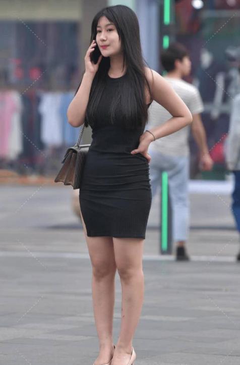 时尚街拍:黑色高开叉紧身裙 杏色小高跟,尽显成熟和美