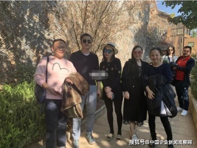 李亚鹏携女友出街恩爱十足贴心为对方拿坐垫