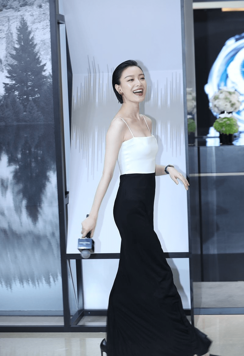 原创倪妮因为后背上热搜正面看更明艳动人越简单的裙子越有魅力