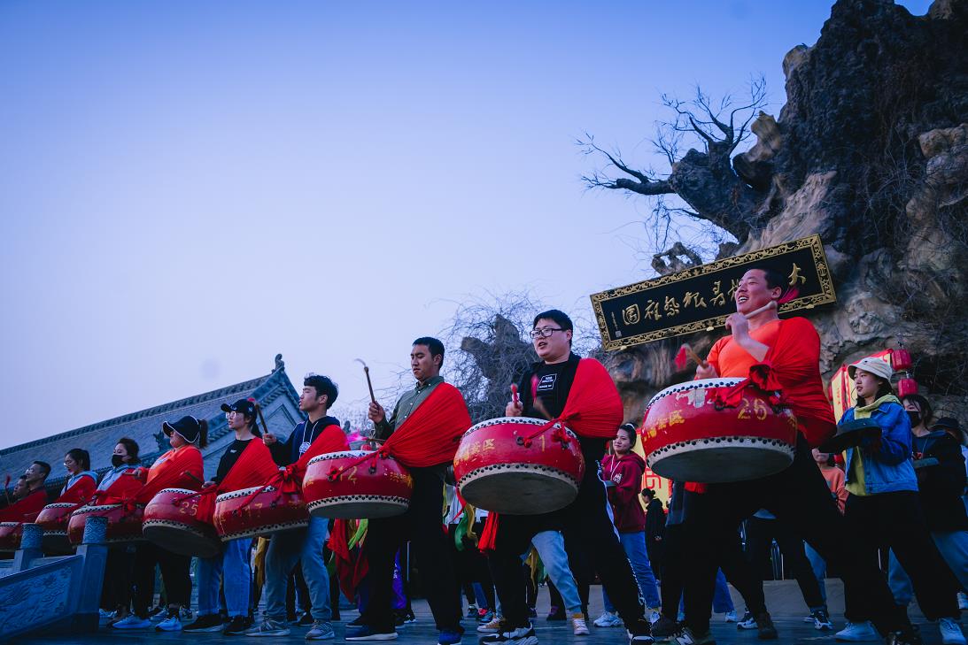 大槐树下鼓声雷威风锣鼓震天威洪洞大槐树寻根祭祖园景区威风锣鼓排练