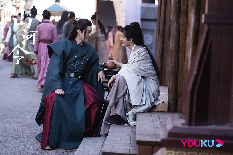 古装剧奇葩置入1:张哲瀚,龚俊《山河令》