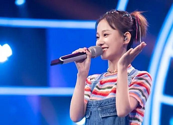 原创小阿七街头卖唱唱到深处哭泣时我们能感受到她的心酸经历