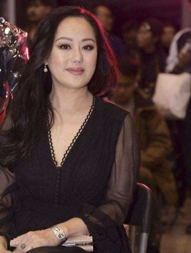 原创章小蕙穿衣真胆大,穿黑色连衣裙亮相减龄时髦,性感优雅