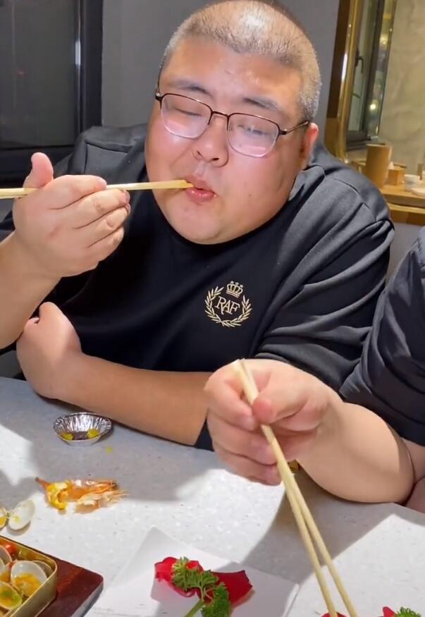 网红泡泡龙猝死前一天被偶遇,零下温度热到穿短袖,欲光膀子散热