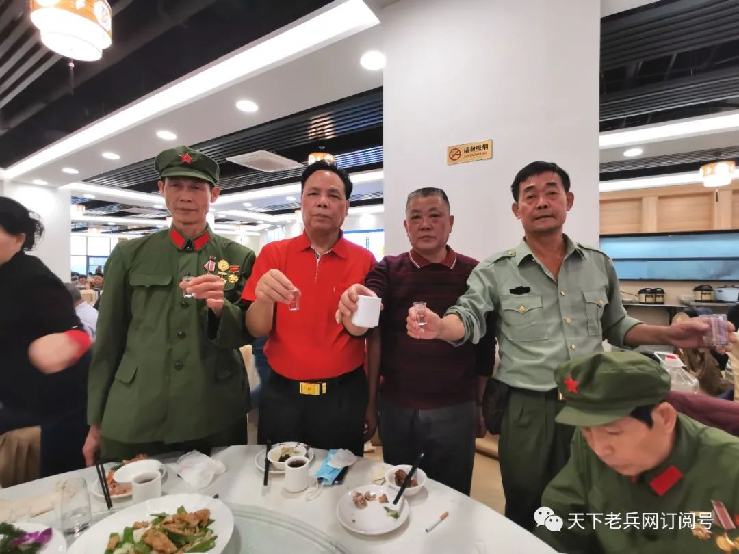 参战老兵们以这样的方式致敬42年前的那段历史
