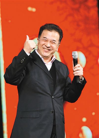 原创60岁的黄宏近照,他妻子气质出众,女儿漂亮,家庭幸福人生圆满