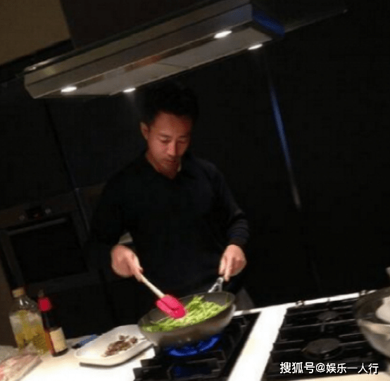汪小菲晒出自己家豪宅,家里真不愧是做餐饮的,连厨房也这么豪华
