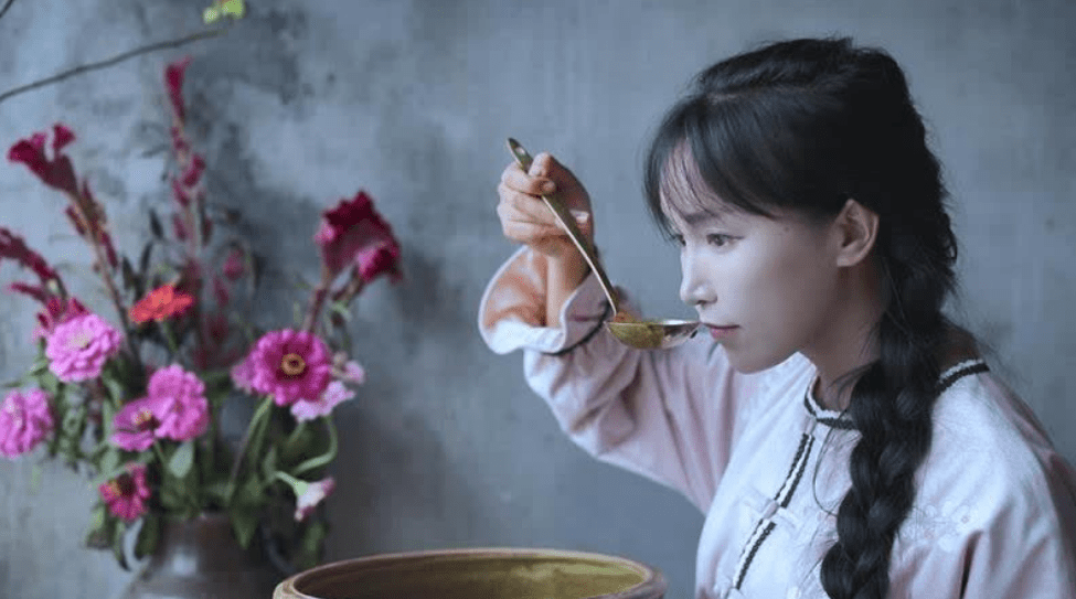 原创李子柒打破世界纪录,大赚1.68亿的背后,是肉眼可见的心酸