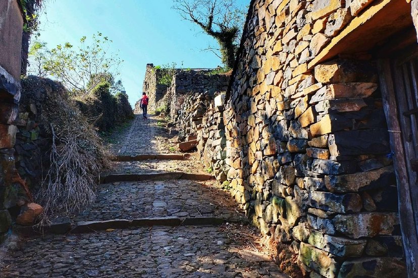 这个地方就是许家山石头村,位于宁波市宁海县茶院乡,这里最大的特点