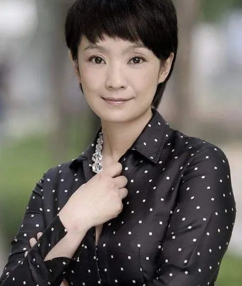 她离婚获得24亿分手费,二婚嫁给张嘉译,如今50岁被宠成公主