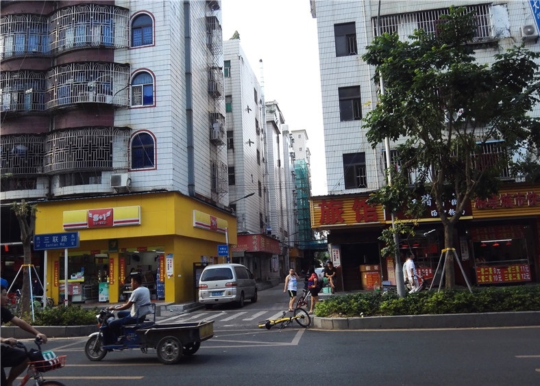 深圳打工仔走进景乐你首先会看到四个鲜红醒目的大字