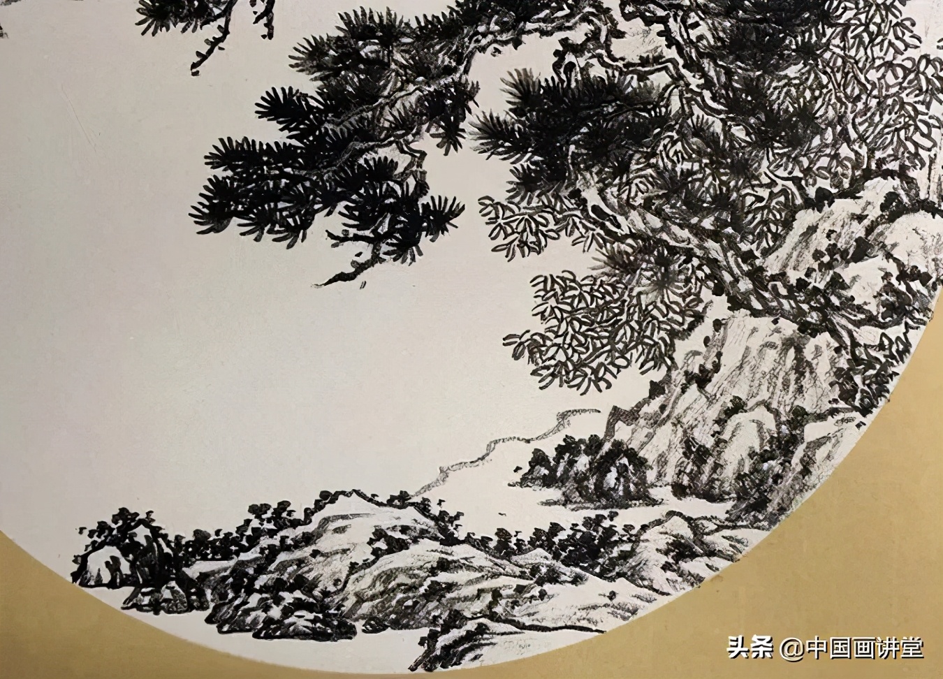 第六步:用淡墨,画出中景的坡角,与近景拉开空间.