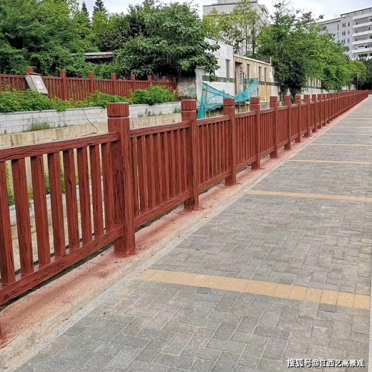 梯形混凝土仿木纹栏杆安装图片效果图,该水泥护栏的规格为立柱中到中