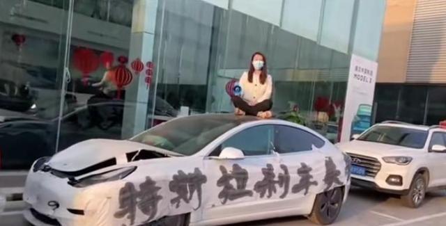 坐车顶特斯拉女车主:当时真是没办法了 难道我不想好好生活嘛