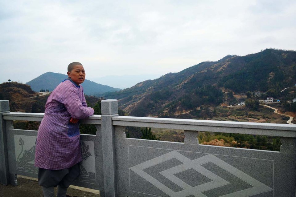 50岁大妈出家10年,常年独居大山,看生活成啥样