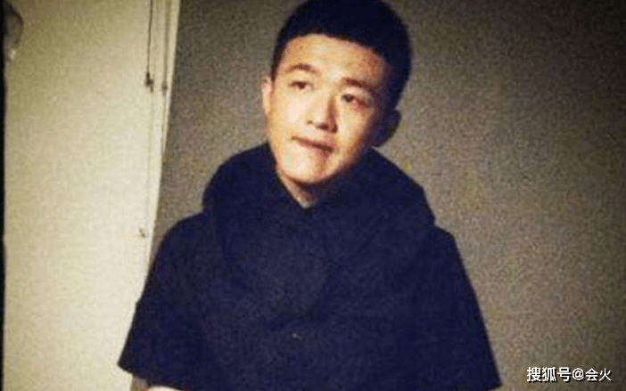 但其实,年轻时期的包贝尔是有头发的,颜值还很不错.