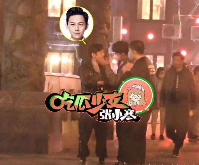 何炅与男子牵手过马路,期间拍打对方玩闹,获男子"摸脸