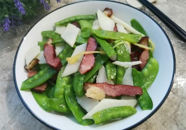 买点荷兰豆回家炒腊肉吃鲜香美味肉质q弹有嚼劲超下饭