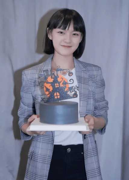 1.文淇冲00后小花前排?