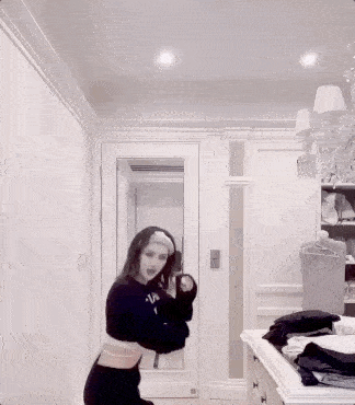 姚安娜贴面膜翻跳热舞引差评,网友讥讽