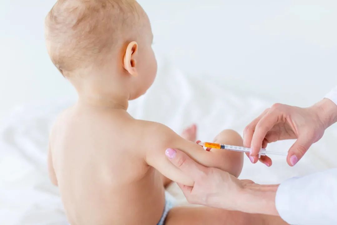 除了免费疫苗,一些自费的疫苗也别漏掉,给孩子保障父母也更安心