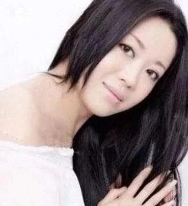 赵本山最得意的徒弟,前妻比小沈阳老婆还好看,女儿却长得很丑