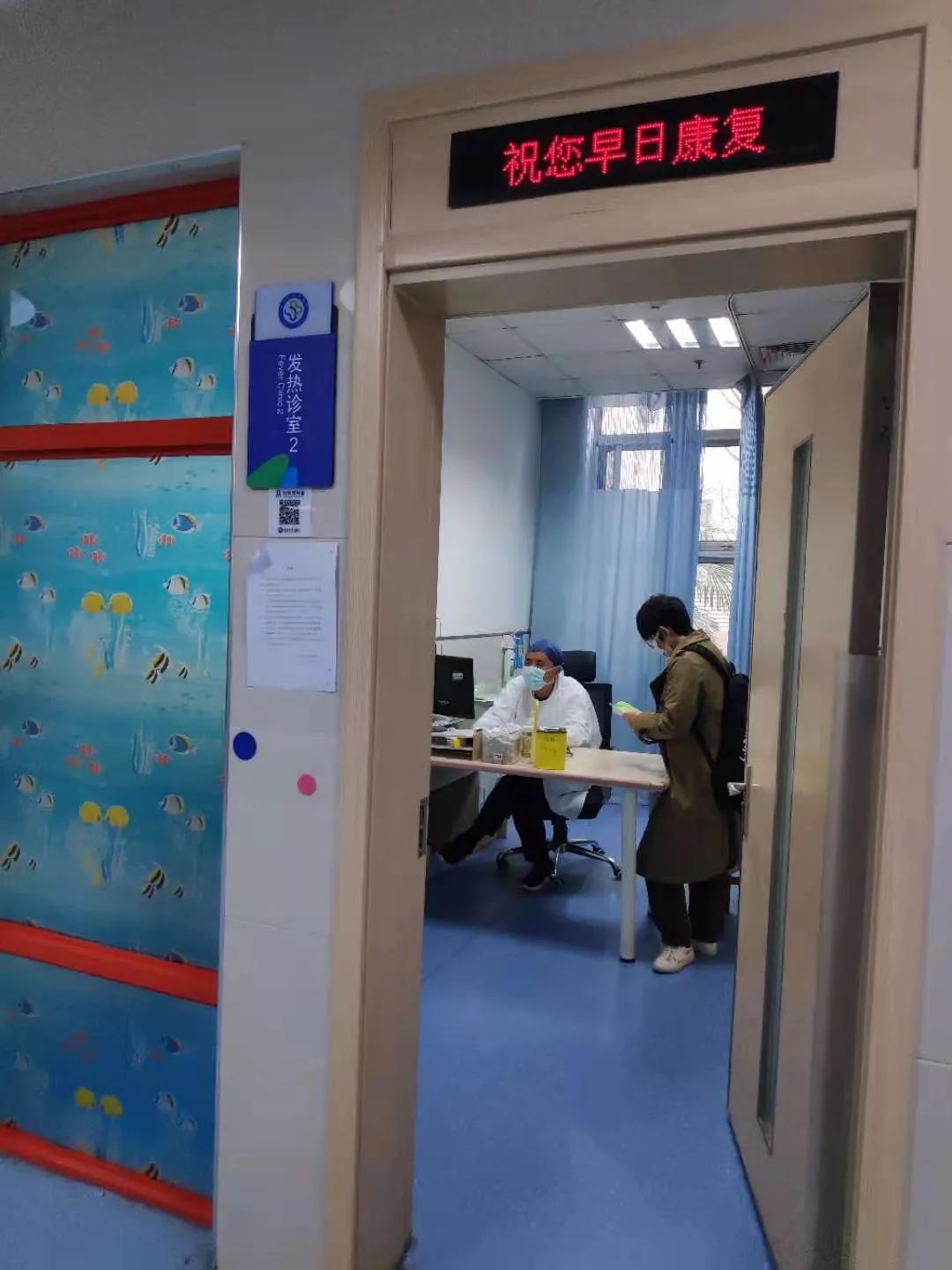 上海眼耳鼻喉科医院耳部手术哪个医生_西安被罚医院医生获准为患者手术_西安一医院被曝医生手术台上玩自拍引热议