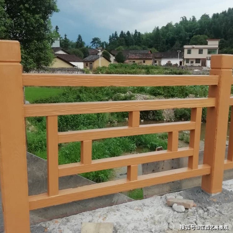 乡村方格仿木护栏图片,河道水泥仿木栏杆,景区栏杆仿木围栏颜色搭配