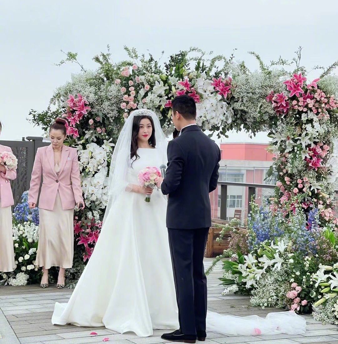 女演员朱珠结婚,丈夫是圈外人,婚礼现场曝光