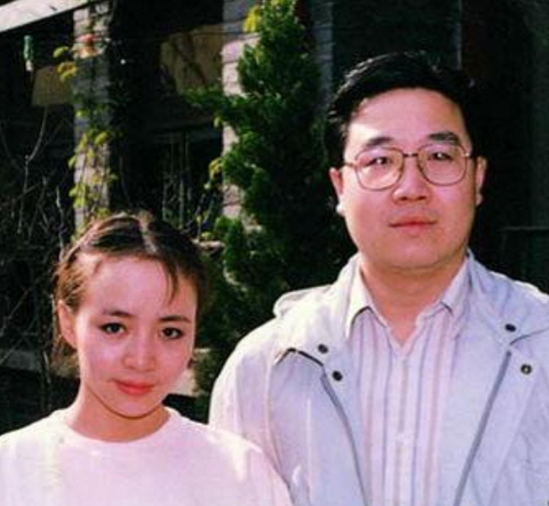1997年,英达如愿摆脱宋丹丹,娶才女梁欢,婚后发现被骗