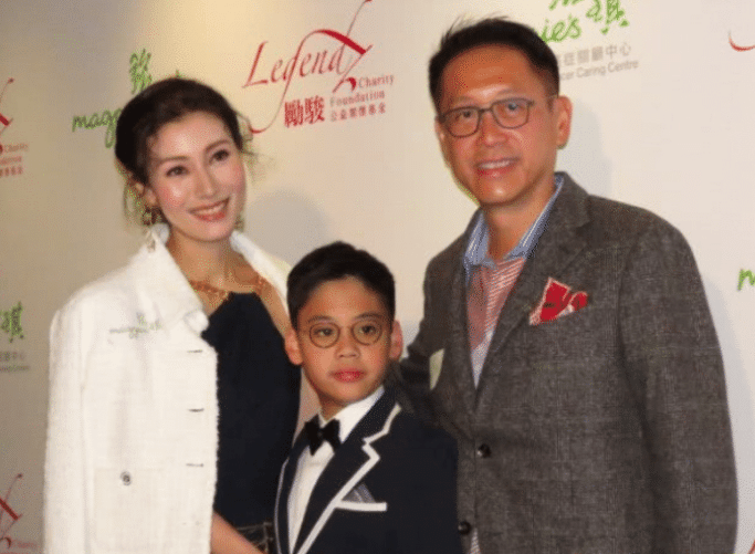 李嘉欣儿子长相引热议,不像爸爸像泰国人,可惜妈妈的好基因