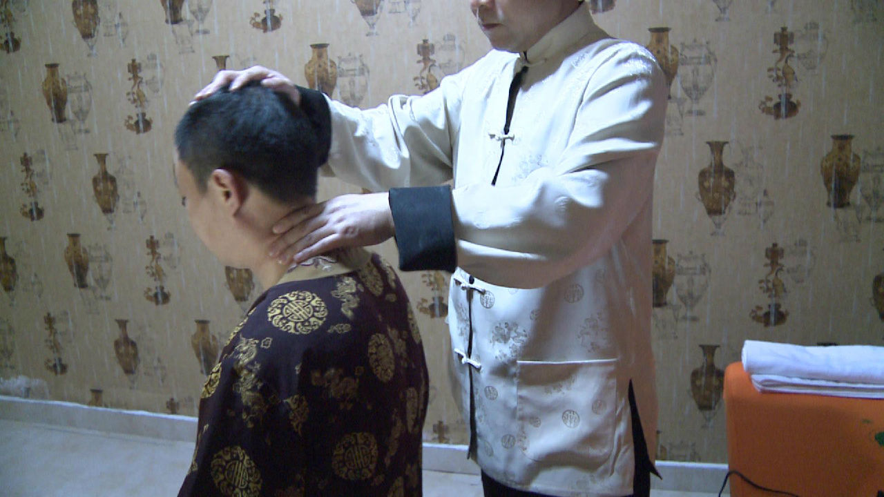深圳女子迷信按摩大师74岁母亲痛到脸变形送医发现已骨折
