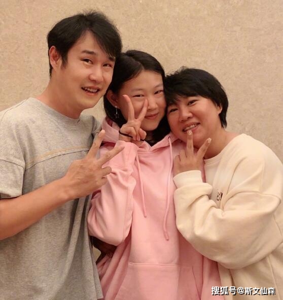 原创小沈阳女儿近照曝光,15岁颜值终于逆袭,如今身高已经超过妈妈
