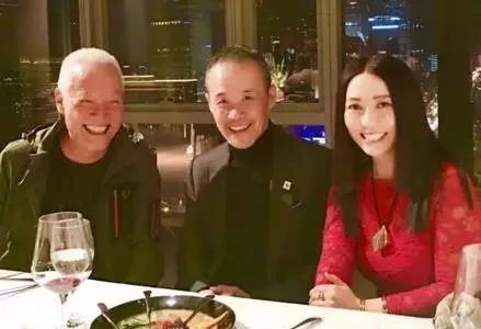 她八岁登台21岁上春晚,当红时与有妇之夫私奔,今50多岁仍单身