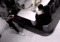 一起倾听.此男觉得悲催至极!但更悲催的是,他发现一瓶不够!