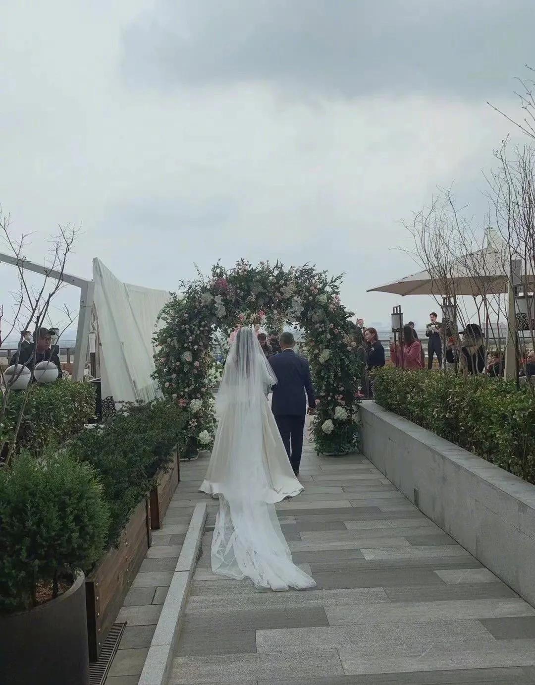 原创朱珠婚礼细节:高定婚纱穿出名媛风,珍珠皇冠镶3.89克拉钻石