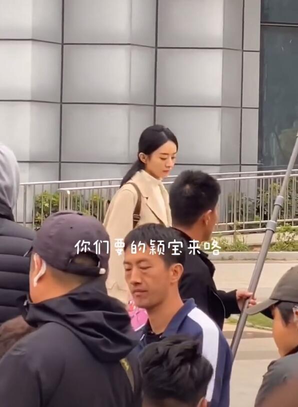 赵丽颖现身拍戏,一遍遍排戏不厌其烦,粉丝疯狂追星,吓坏赵丽颖