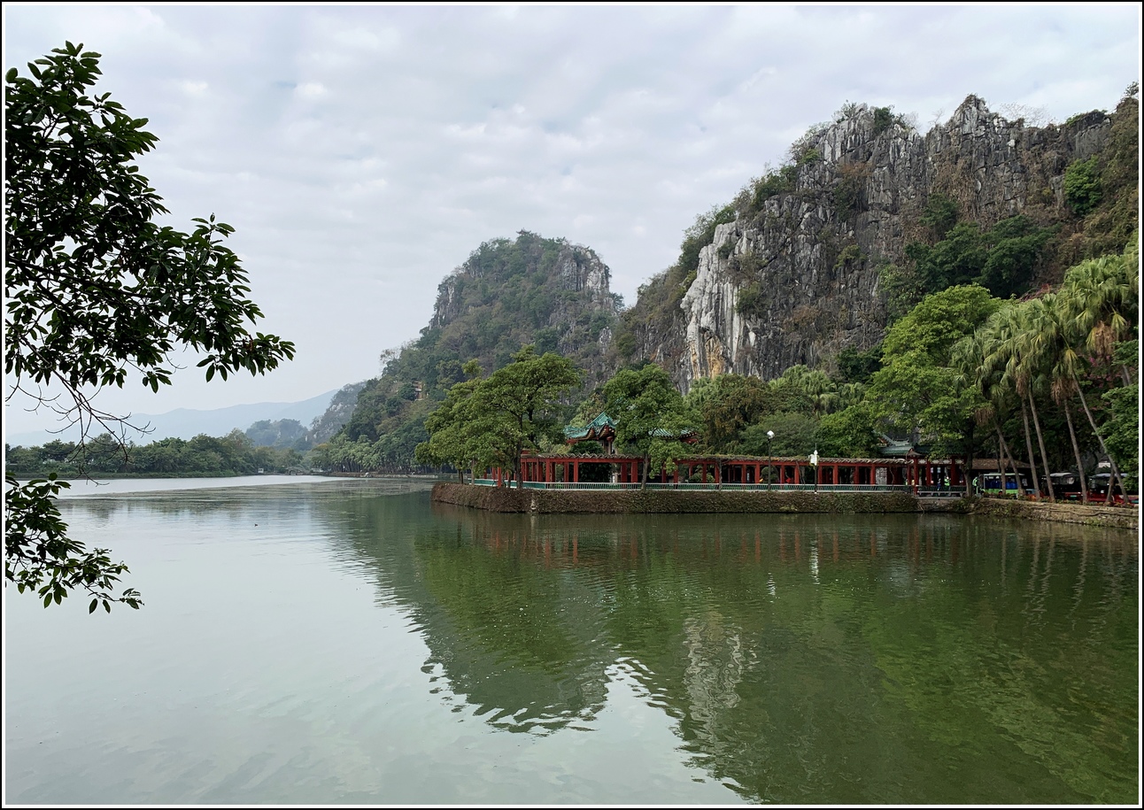 七星岩景区由五湖,六岗,七岩,八洞组成,喀斯特地貌,面积8.23平方公里.