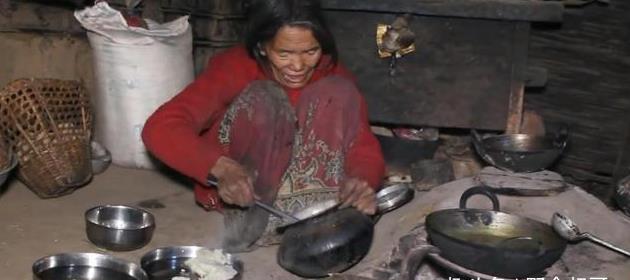 原创尼泊尔喜马拉雅山区穷人家的饭菜,中国小伙看不下去支助1000卢比