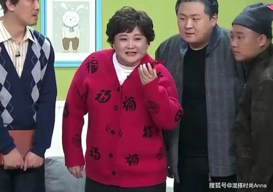贾玲把奶奶装带火了穿有福字毛衣好富贵成老年装带货女王