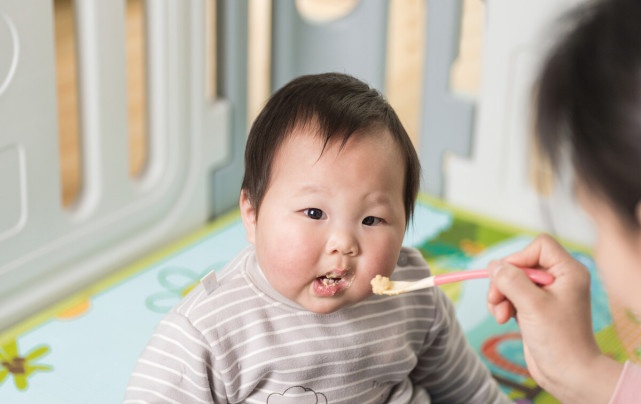 宝宝的第一口辅食讲究多,看似简单的吃米粉,很多妈妈却做错