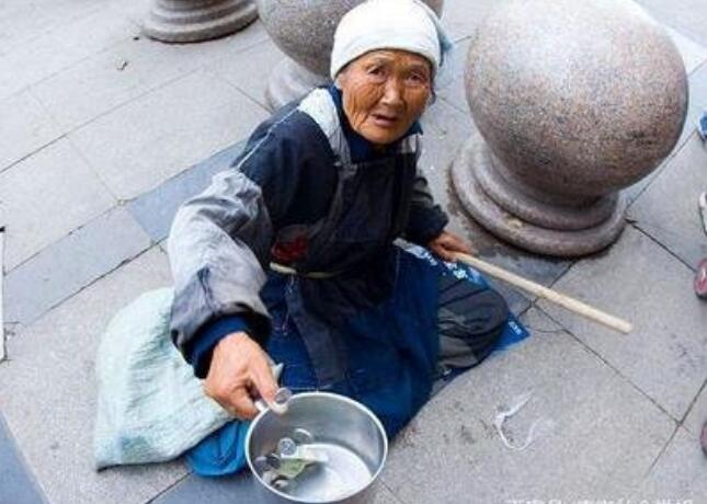女子踢飞乞丐老太饭碗遭路人训斥:碍你事了?老人