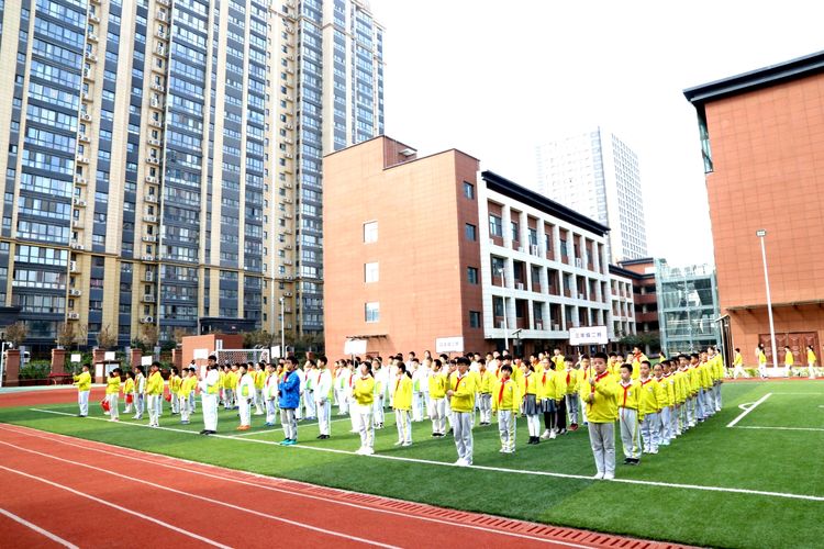 大雁塔小学雁南分校点燃绿茵烽火放飞足球梦想