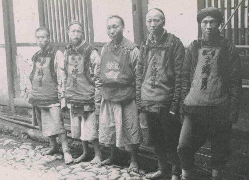 老照片:图5士兵军装奇丑无比,图7卖艺者表演绝活.