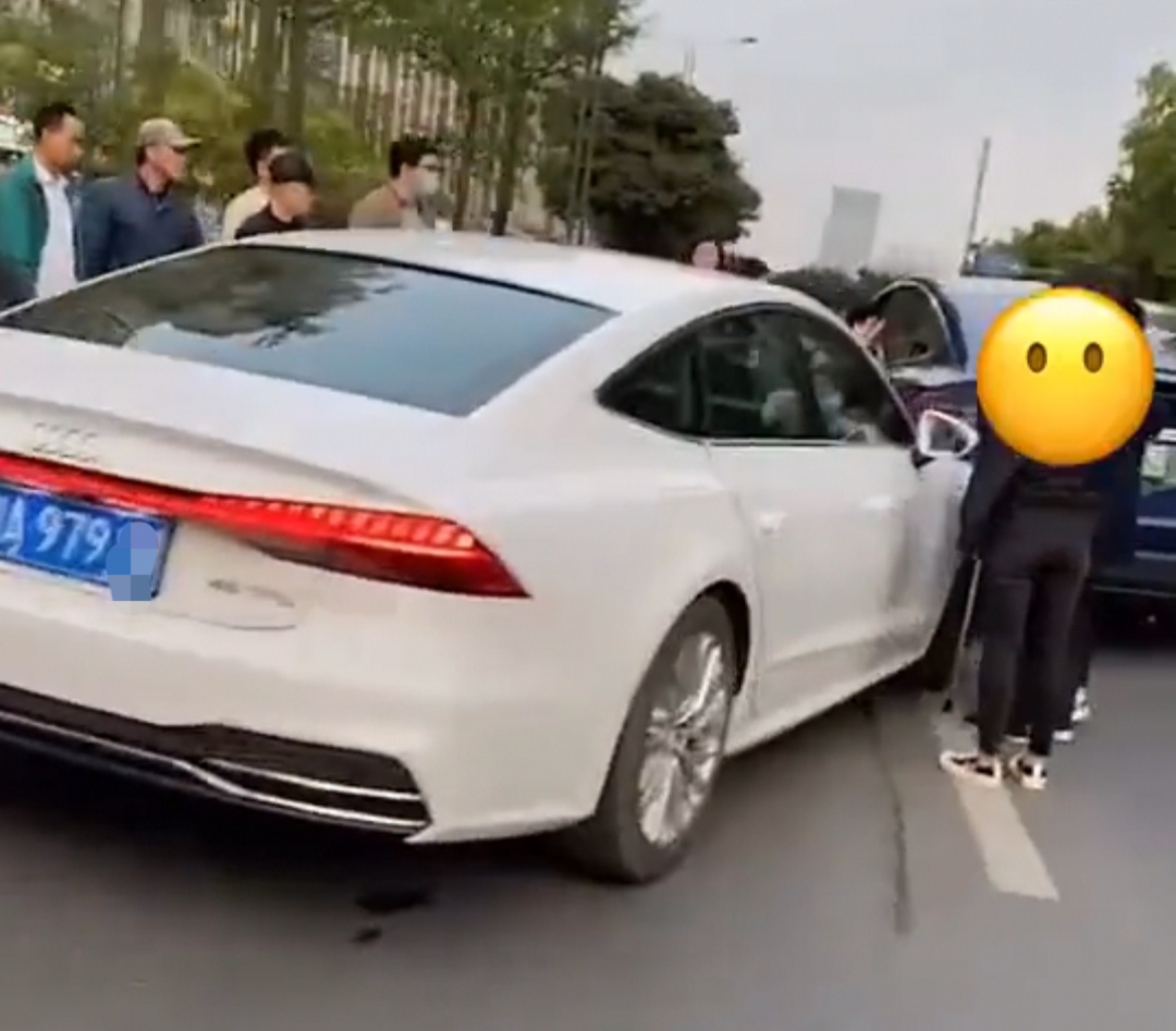 还断了轴,事故发生后,特斯拉女车主指责奥迪女车主不该在斑马线上掉头